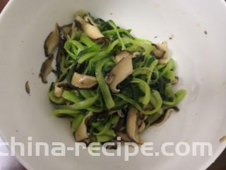 凉拌青菜香菇,搅拌均匀后，腌制10分钟