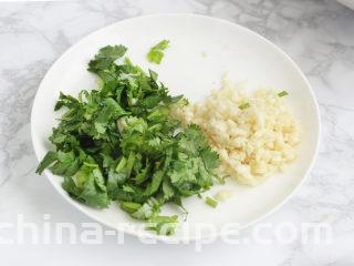 紫甘蓝拌木耳,大蒜去皮洗净，切成蒜末，香菜洗净，切细碎。