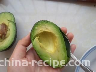 鲜虾牛油果黎麦沙拉,牛油果对半切开，用勺子挖下来
