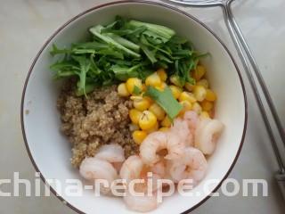 鲜虾牛油果黎麦沙拉,先把苦菊，玉米粒，虾仁放进藜麦里