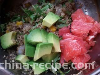 鲜虾牛油果黎麦沙拉,最后放牛油果和西柚，因为成熟的牛油果容易懒，西柚容易散