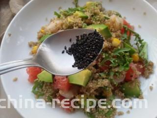 鲜虾牛油果黎麦沙拉,撒上一些芝麻，还可以撒一些坚果～