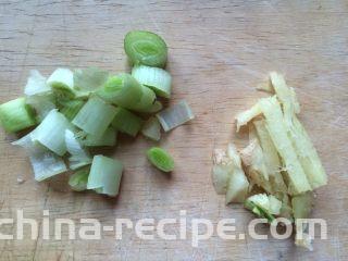 香酥黄金炸猪排,切点葱白，姜丝
