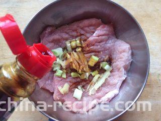 香酥黄金炸猪排,加半勺生抽，少许盐