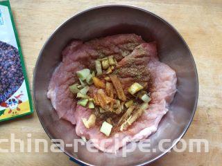 香酥黄金炸猪排,加点胡椒粉
