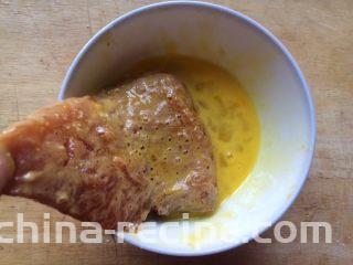 香酥黄金炸猪排,接着裹上一层鸡蛋液
