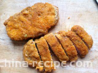 香酥黄金炸猪排,切小块
