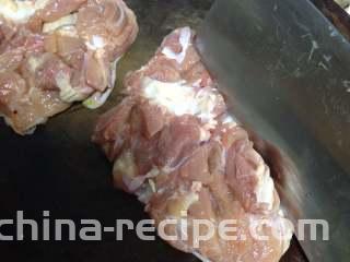 黑胡椒烤鸡腿,
用刀背轻剁鸡（目的可以使鸡肉松软、进味）