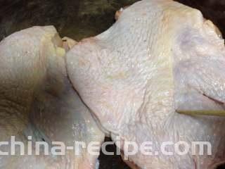 黑胡椒烤鸡腿,
然后用竹签在表面和插一些小孔（这样可以防止鸡皮在烤的时候回缩）