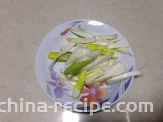 黑胡椒烤鸡腿,
葱切丝