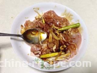 黑胡椒烤鸡腿,
把鸡肉放入盘中均匀抹上腌料