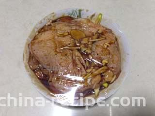 黑胡椒烤鸡腿,
然后包裹保鲜膜入冰箱冷藏腌制一晚
