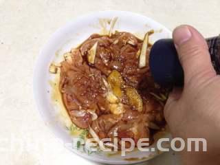 黑胡椒烤鸡腿,
转动现磨黑胡椒碎的瓶子，磨出粗粒