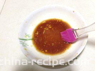 黑胡椒烤鸡腿,
剩下的腌料里再加入蜂蜜拌匀成刷料