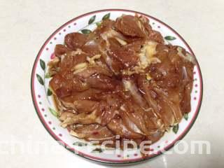黑胡椒烤鸡腿,制作前取出，捡出葱、姜、蒜不要