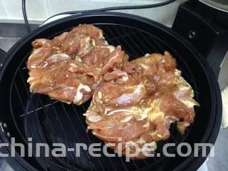 黑胡椒烤鸡腿,
把鸡肉摆入烤架