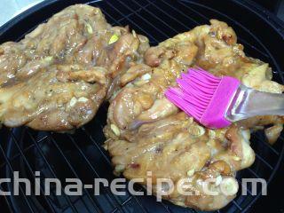 黑胡椒烤鸡腿,
中途记得翻面和涮几次涮料