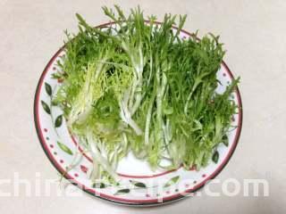 黑胡椒烤鸡腿,
在烤肉期间，我们来制作一道简单的油醋沙拉来解解腻：苦菊洗净