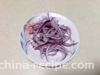黑胡椒烤鸡腿,
洋葱切丝