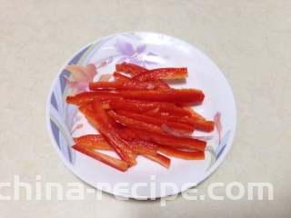 黑胡椒烤鸡腿,
红椒切丝