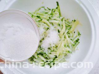 香蒜陈醋酱黄瓜,丝切好后，加糖搅拌腌制。如果做的是咸的口味，可以用盐腌制。