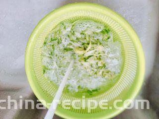 香蒜陈醋酱黄瓜,过水冲掉糖分。