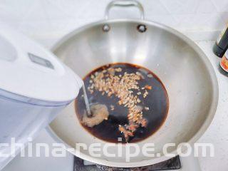 香蒜陈醋酱黄瓜,加糖，加水，搅动。