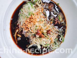 香蒜陈醋酱黄瓜,把黄瓜和酱料全部倒一起，用手抓匀，等几分钟，然后装到罐子或者瓶子里，封好口，放冰箱冷藏六小时以上。