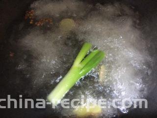 糟卤鸭舌,锅内煮开水，放入葱段、姜片、料酒，我还放了一半花椒，可以去腥