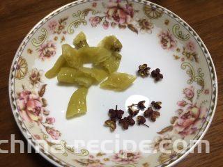 糟卤鸭舌,泡椒切小，再拿上剩下的花椒，这些可以让鸭舌增加风味，不喜欢的也可以不加