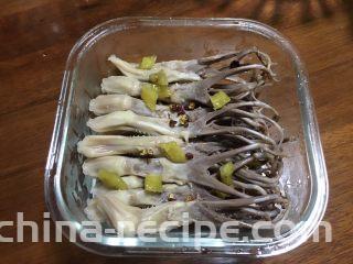 糟卤鸭舌,放入准备好的泡椒和花椒