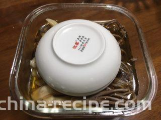 糟卤鸭舌,拿几个干净的小碟子，倒扣在鸭舌上发，碟子超出容器1cm左右高度