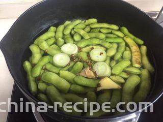 糟卤毛豆,锅里放水、葱、姜、花椒把毛豆煮熟，水开煮五分钟左右就熟了。