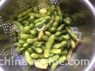 糟卤毛豆,完全冷却放沥水篮控干水分。