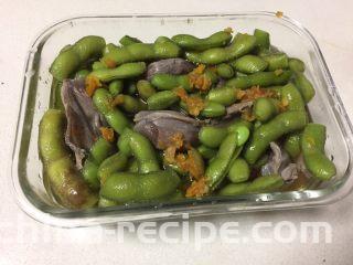 糟卤毛豆,倒入糟卤，糟卤没过毛豆为准。我还放了几个鸭胗，也是煮熟的。（喜欢辣的放两个泡椒）