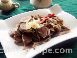 糟卤毛豆,鸭胗也一起出品，一下子两个冷菜就完成了。