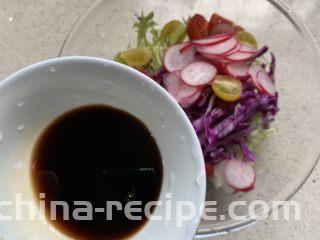 蔬菜沙拉,将香醋倒入