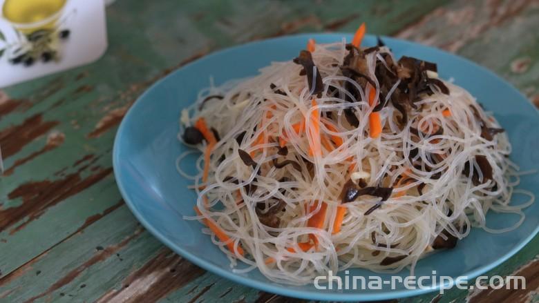 The method of mixing black fungus with vermicelli
