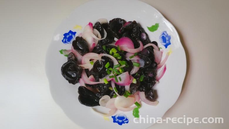 The method of mixing onions with fungus
