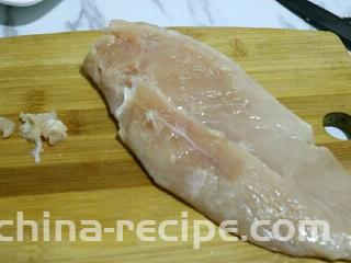 香煎嫩鸡胸,将鸡肉的油脂和膜切除～