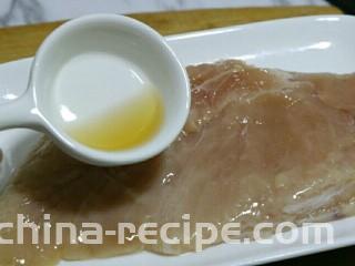 香煎嫩鸡胸,接着放入料酒～