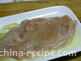 香煎嫩鸡胸,鸡蛋磕开，只要蛋清，放入鸡肉中～