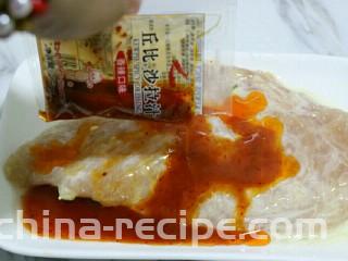香煎嫩鸡胸,15分钟后，将香辣口味的酱料倒入～