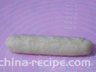 香葱芝士面包,卷到顶部，把收口处捏紧，两头捏紧，不要让火腿肠露出来。