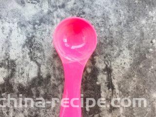超级酥脆的炸猪排,我这里用的五大勺面粉的勺子如图所示。
15ml的勺子。