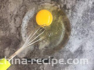 超级酥脆的炸猪排,接下来准备面糊。
鸡蛋➕50克清水，用蛋抽搅拌均匀。 