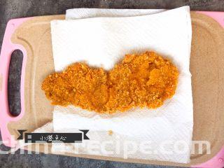 超级酥脆的炸猪排,猪排放在厨房用纸上，用厨房用纸吸出猪排表面多余的油分。 