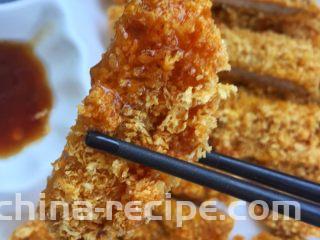 超级酥脆的炸猪排,看了这么久，饿了吧？
来张嘴，我喂你。