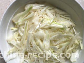凉拌藠头,放入较大的碗里方便搅拌