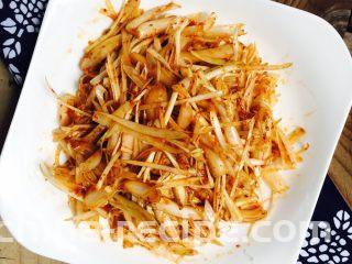 凉拌藠头,盛盘后腌制10分钟后食用口感更佳